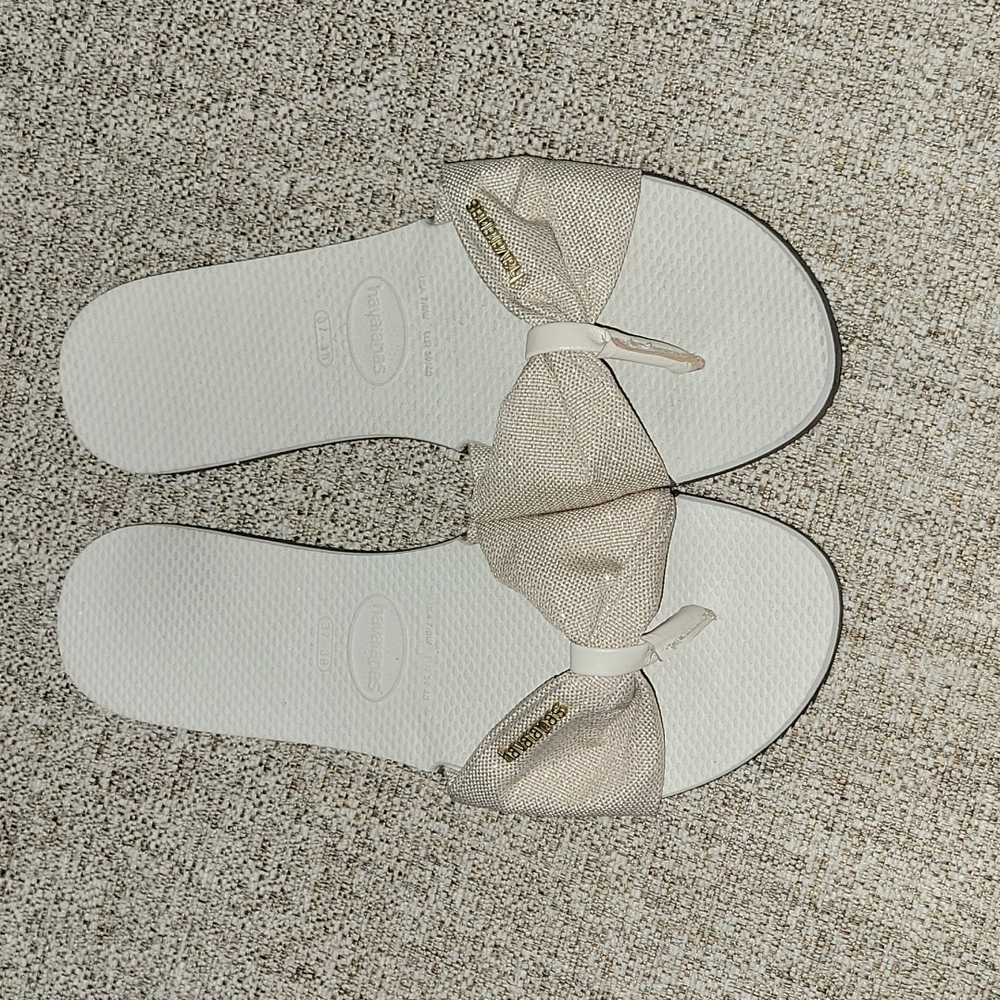 HAVIANAS, BEIGE WITH GOLD SHIMMER THREADING SZ 37-38 NEW
